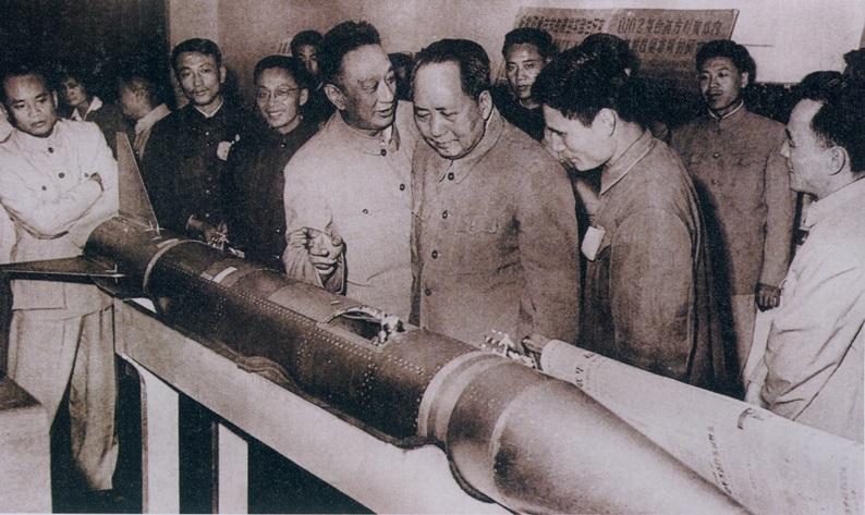 04  1960年5月28日，毛泽东在上海新技术展览会观看我国首枚探空火箭实体，听取主任工程师潘先觉（前排右二）的介绍_副本.jpg