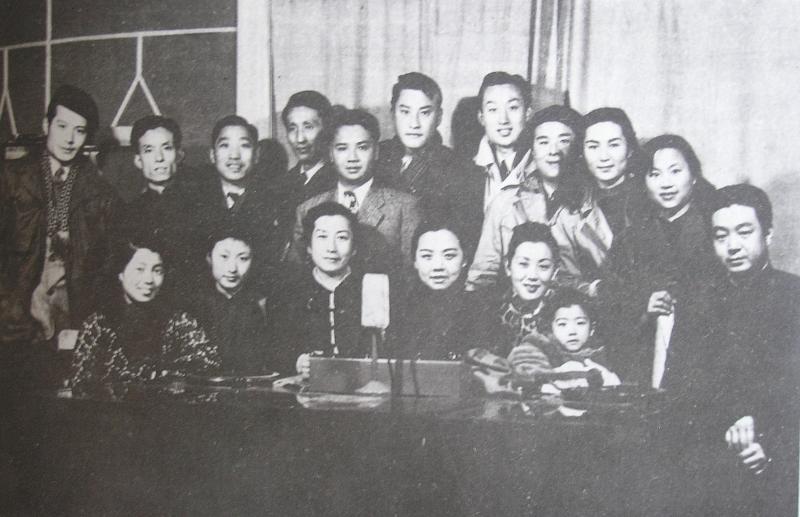 图4  1949年初，上海昆仑影片公司经常组织进步人士举办星期晚会，公开揭露政府的黑暗统治。这是一次晚会后在电台集体留影（前排左四是吴茵，后排左三是孟君谋）.JPG