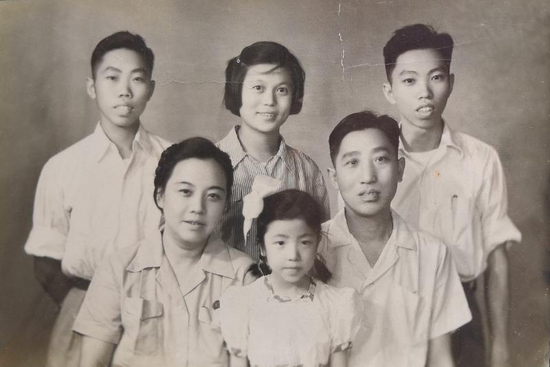 图6  父亲孟君谋、继母吴茵与儿女合影（后排右一、右二为孟树模夫妇）.jpg