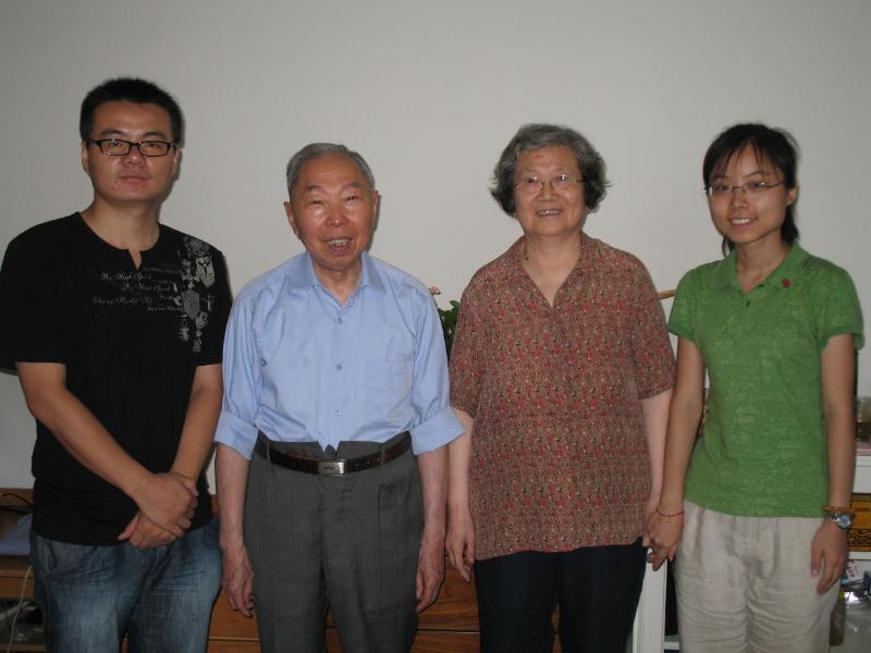 图7  孟树模夫妇与母校采访人员合影（左起：胡端、孟树模夫妇、刘昀）.JPG