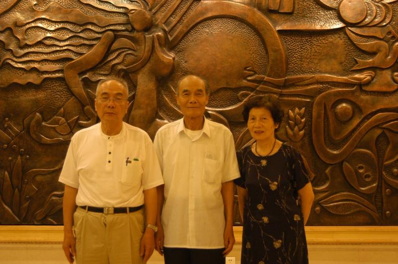 图07  2006年7月19日，宗慎元夫妇与上海交大原副校长范祖德（左）合影.JPG