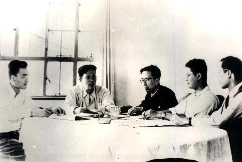 图10  陈大燮、张鸿、宗慎元（左一）等在讨论工作.jpg